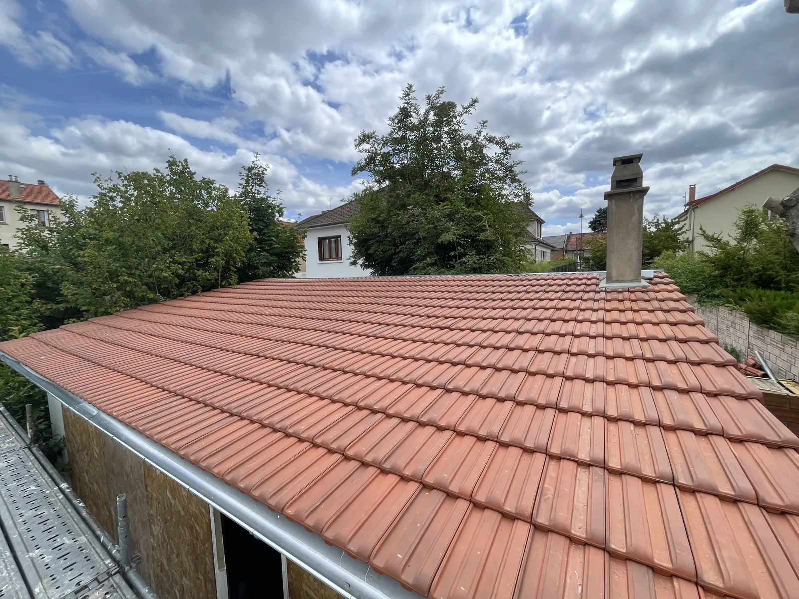 Toiture en tuiles neuve avec souche de cheminée — Toiture tuile