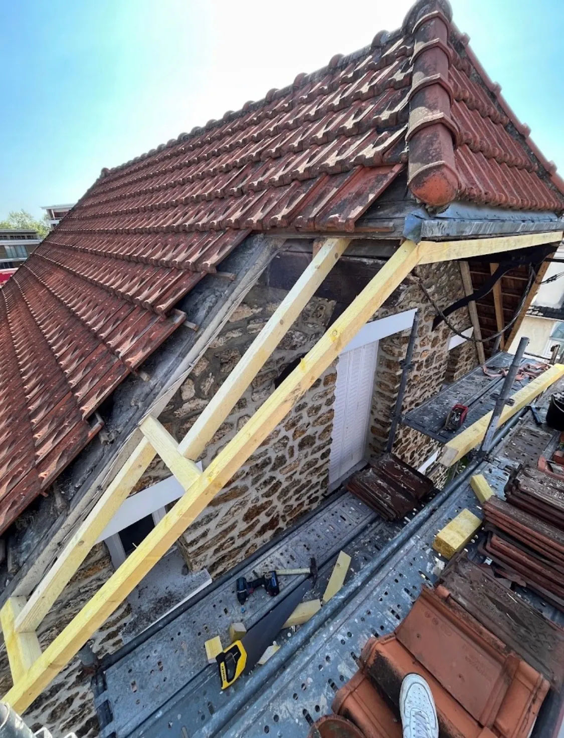 Réfection de toiture en tuiles sur mur en pierre — Toiture tuile