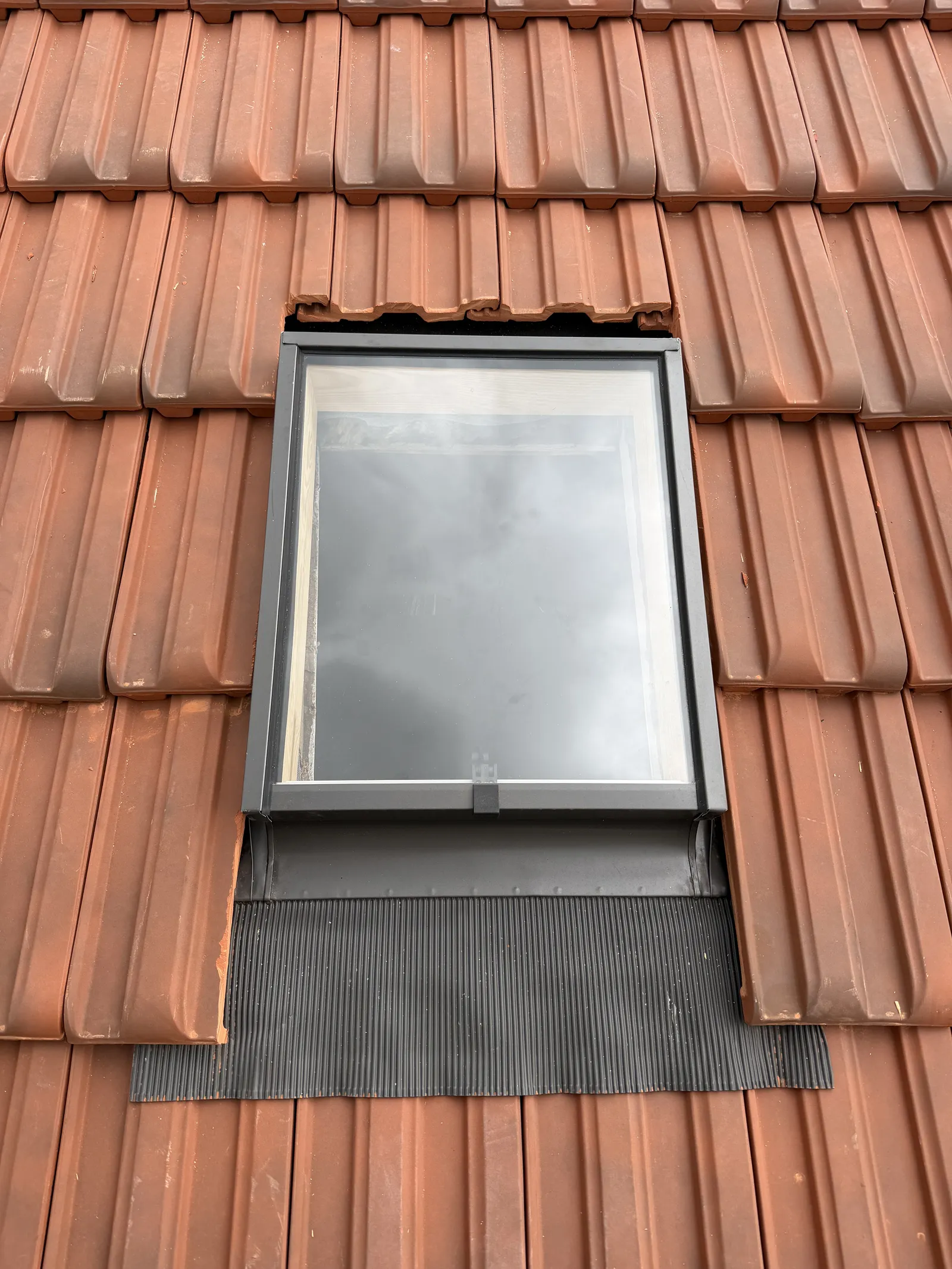 Pose de fenêtre de toit sur couverture en tuiles — Toiture tuile