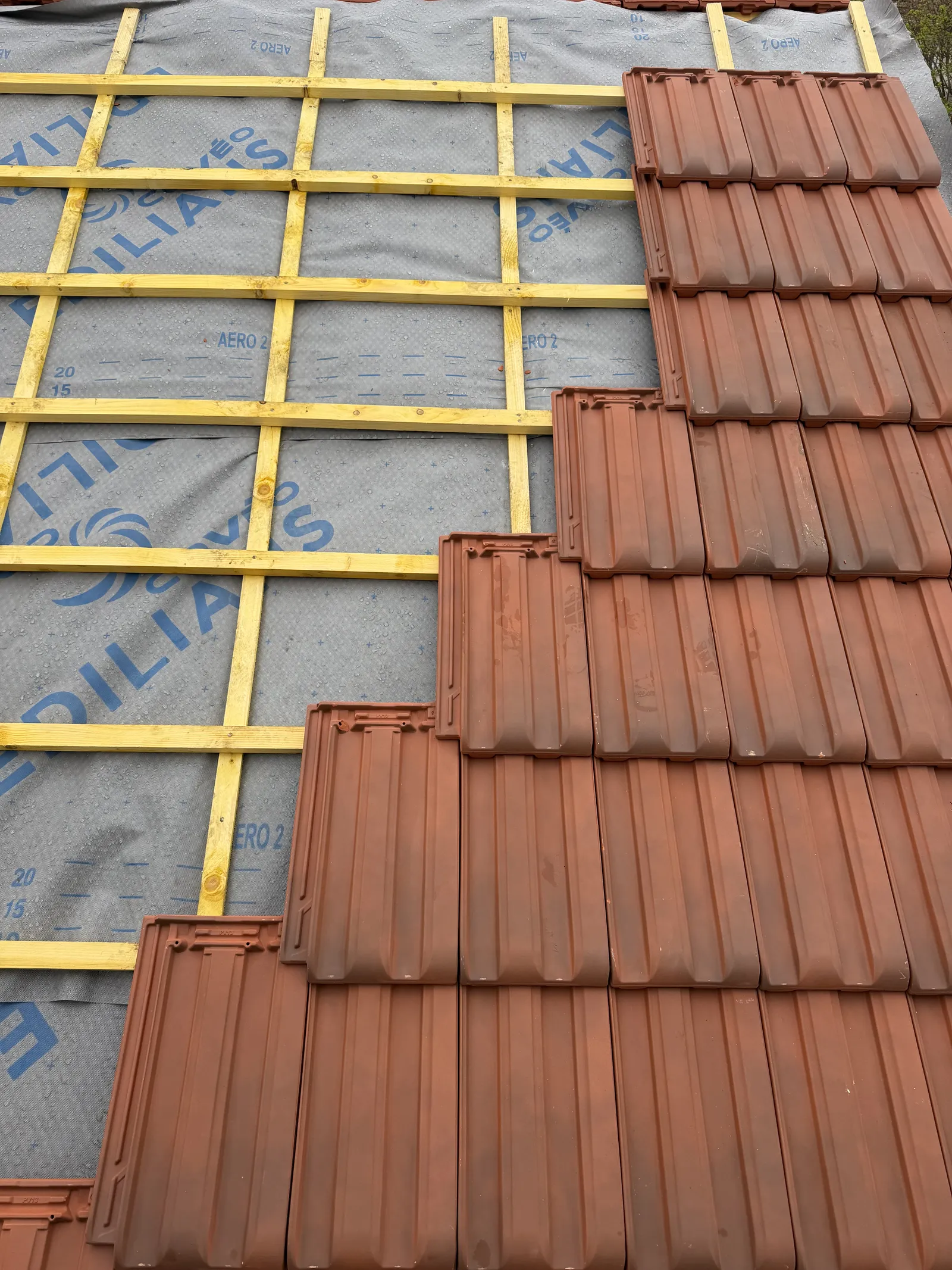 Pose de tuiles sur liteaux et écran sous-toiture — Toiture tuile