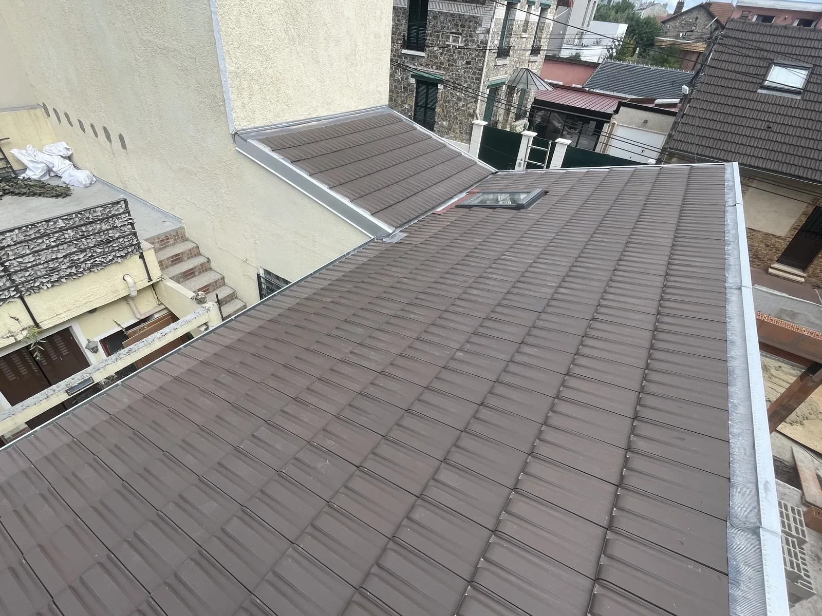 Toiture en tuiles plates rénovée, faîtage et rives zinc — Toiture tuile