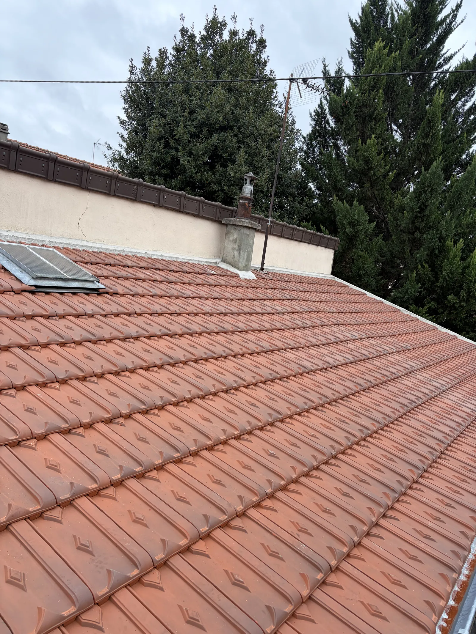 Toiture en tuiles neuves avec fenêtre de toit — Toiture tuile
