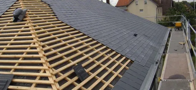 Pose de tuiles ardoisées sur liteaunage neuf — Toiture ardoise