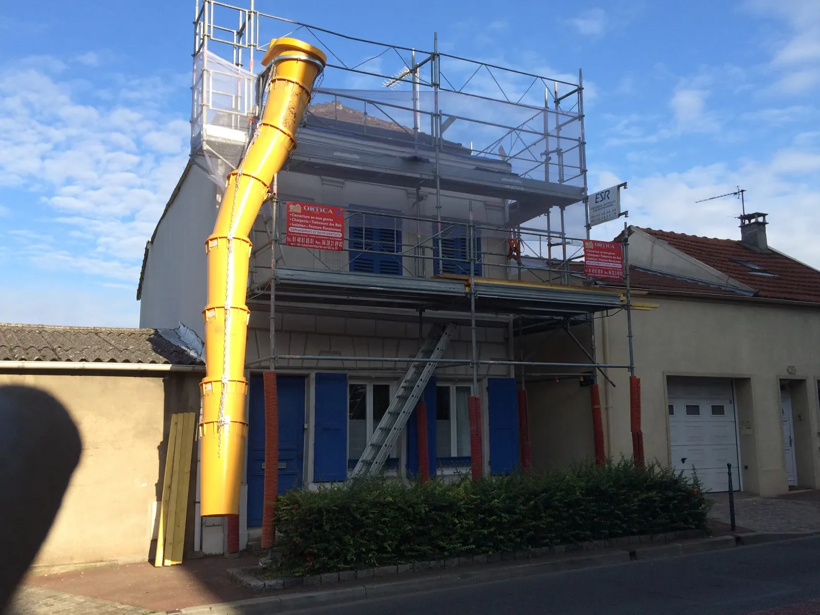 Chantier de réfection de toiture sur échafaudage — Toiture tuile