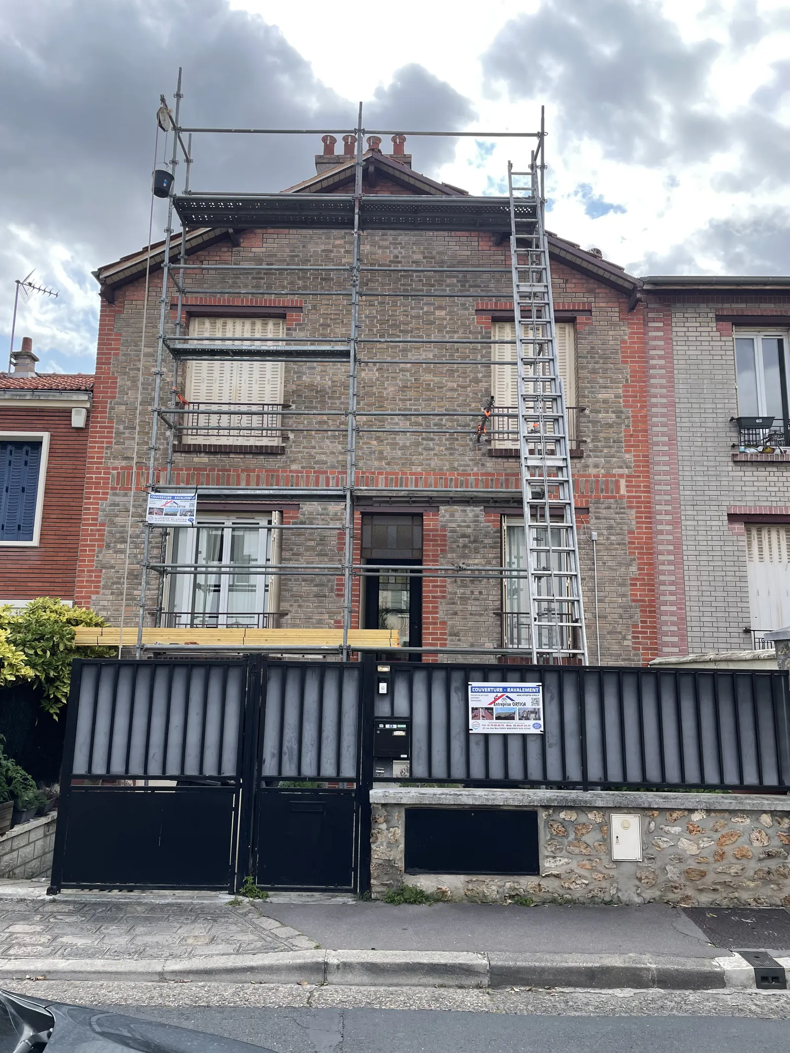 Chantier de couverture sur maison de ville — Toiture tuile